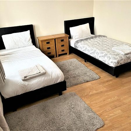 London Luxury 5 Bedroom House 2 Min Walk To The Tube Station Dagenham Esterno foto