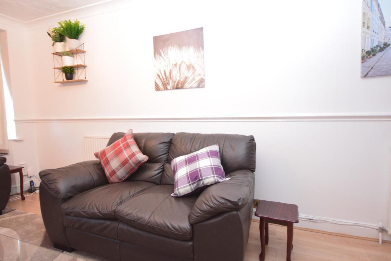 London Luxury 5 Bedroom House 2 Min Walk To The Tube Station Dagenham Esterno foto