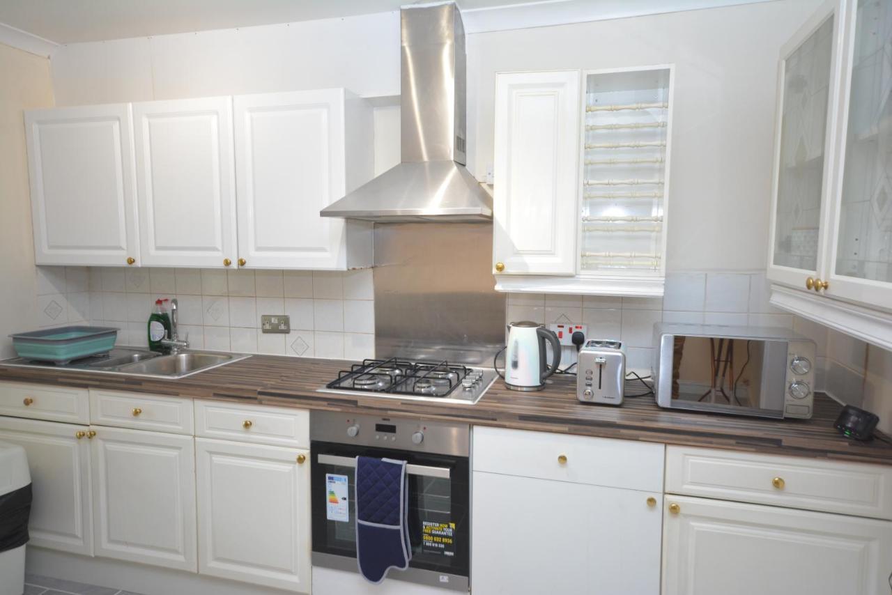 London Luxury 5 Bedroom House 2 Min Walk To The Tube Station Dagenham Esterno foto