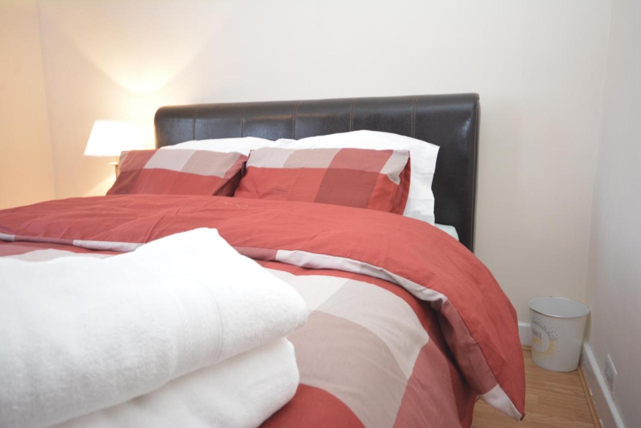 London Luxury 5 Bedroom House 2 Min Walk To The Tube Station Dagenham Esterno foto