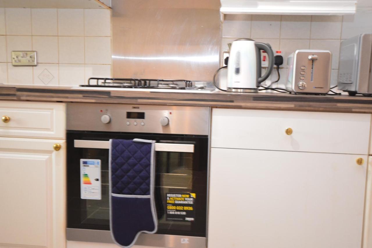London Luxury 5 Bedroom House 2 Min Walk To The Tube Station Dagenham Esterno foto