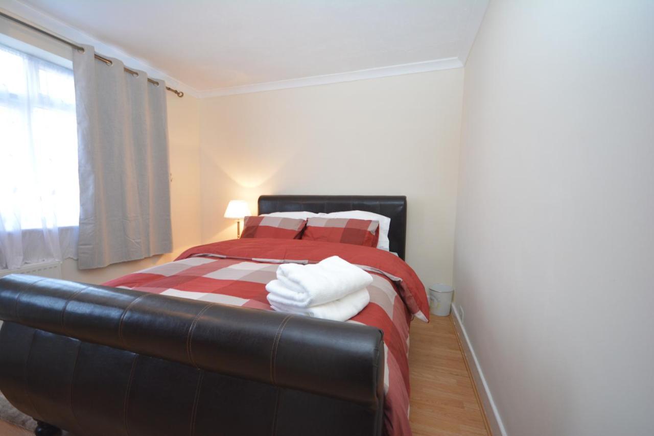 London Luxury 5 Bedroom House 2 Min Walk To The Tube Station Dagenham Esterno foto