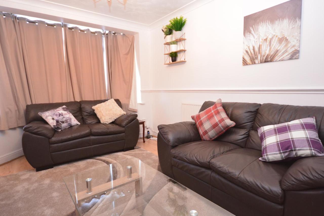 London Luxury 5 Bedroom House 2 Min Walk To The Tube Station Dagenham Esterno foto