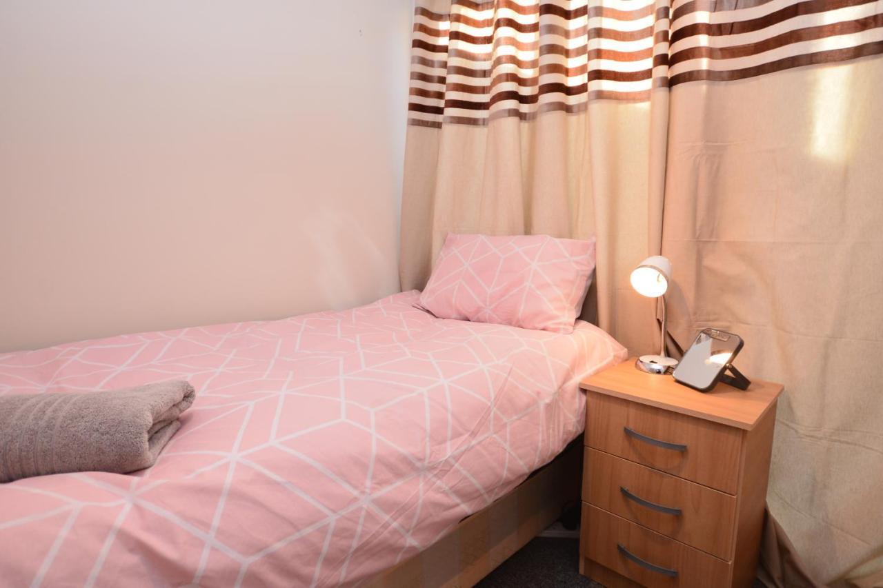 London Luxury 5 Bedroom House 2 Min Walk To The Tube Station Dagenham Esterno foto