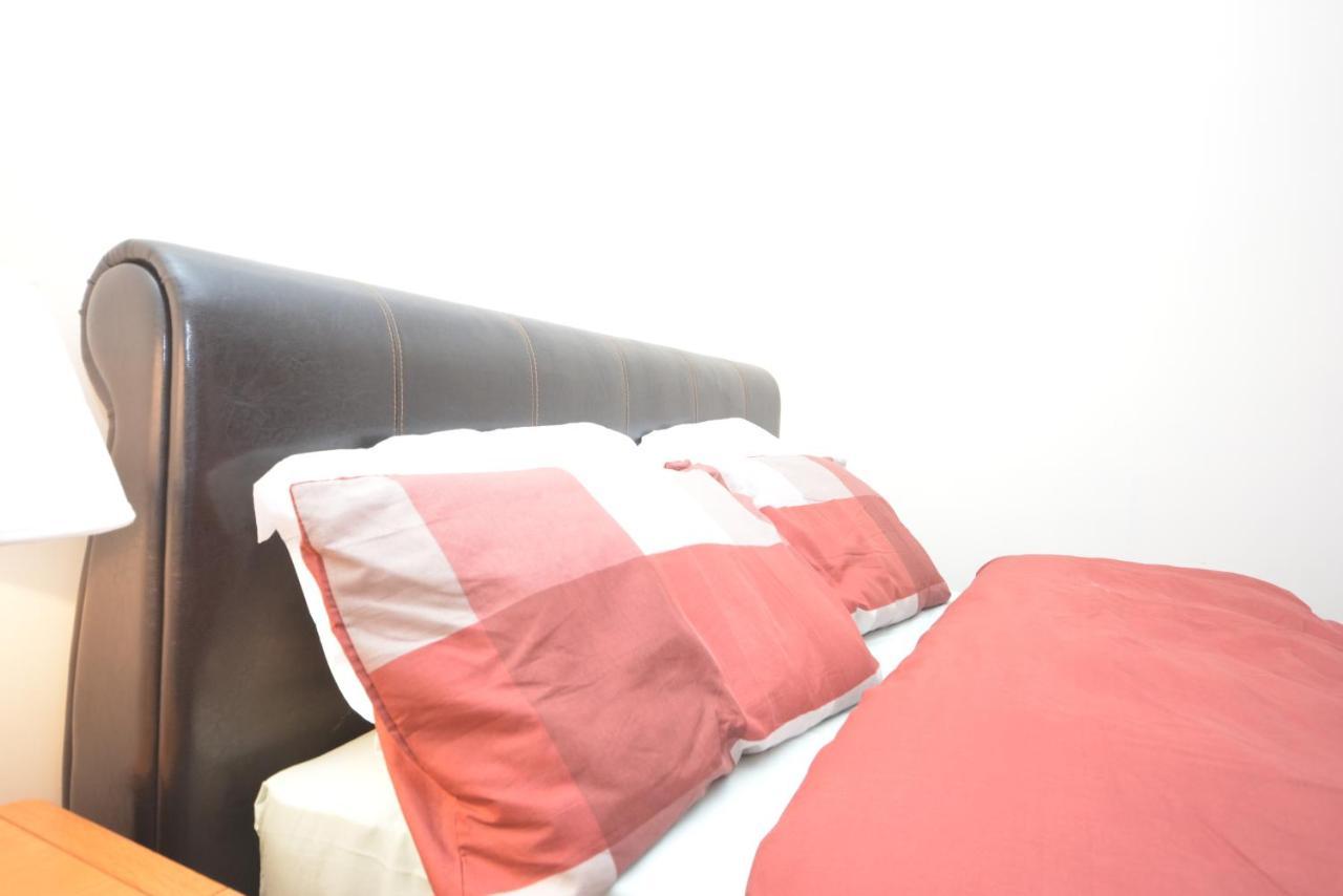 London Luxury 5 Bedroom House 2 Min Walk To The Tube Station Dagenham Esterno foto