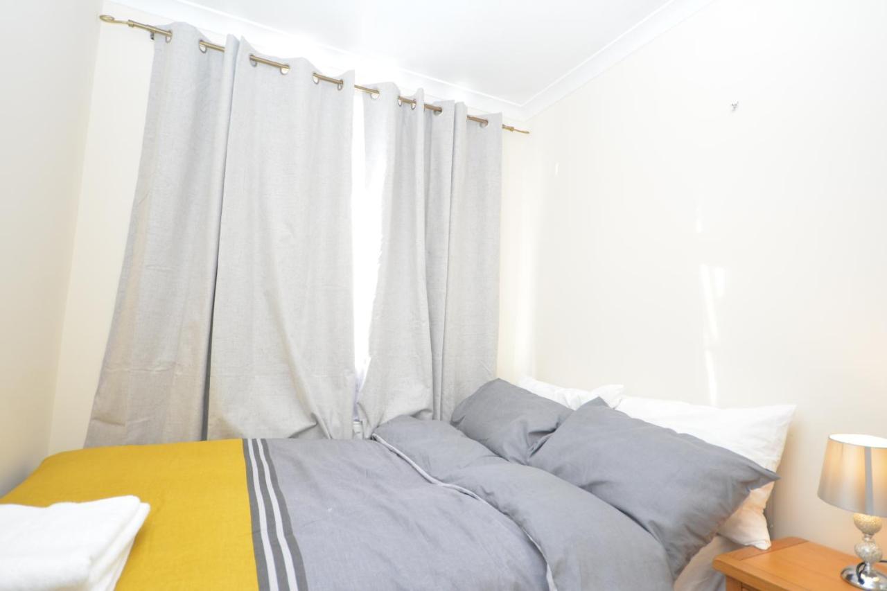 London Luxury 5 Bedroom House 2 Min Walk To The Tube Station Dagenham Esterno foto
