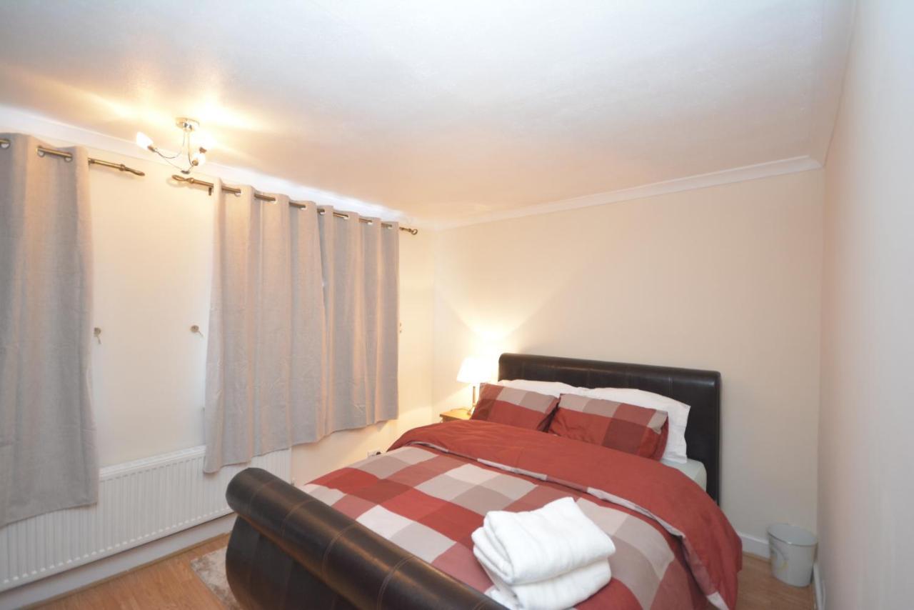 London Luxury 5 Bedroom House 2 Min Walk To The Tube Station Dagenham Esterno foto