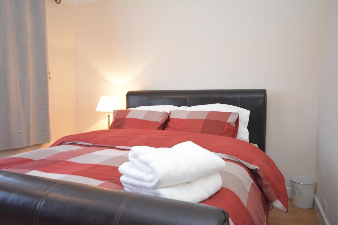 London Luxury 5 Bedroom House 2 Min Walk To The Tube Station Dagenham Esterno foto