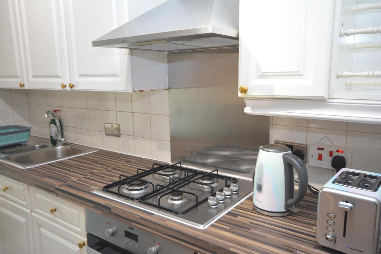 London Luxury 5 Bedroom House 2 Min Walk To The Tube Station Dagenham Esterno foto