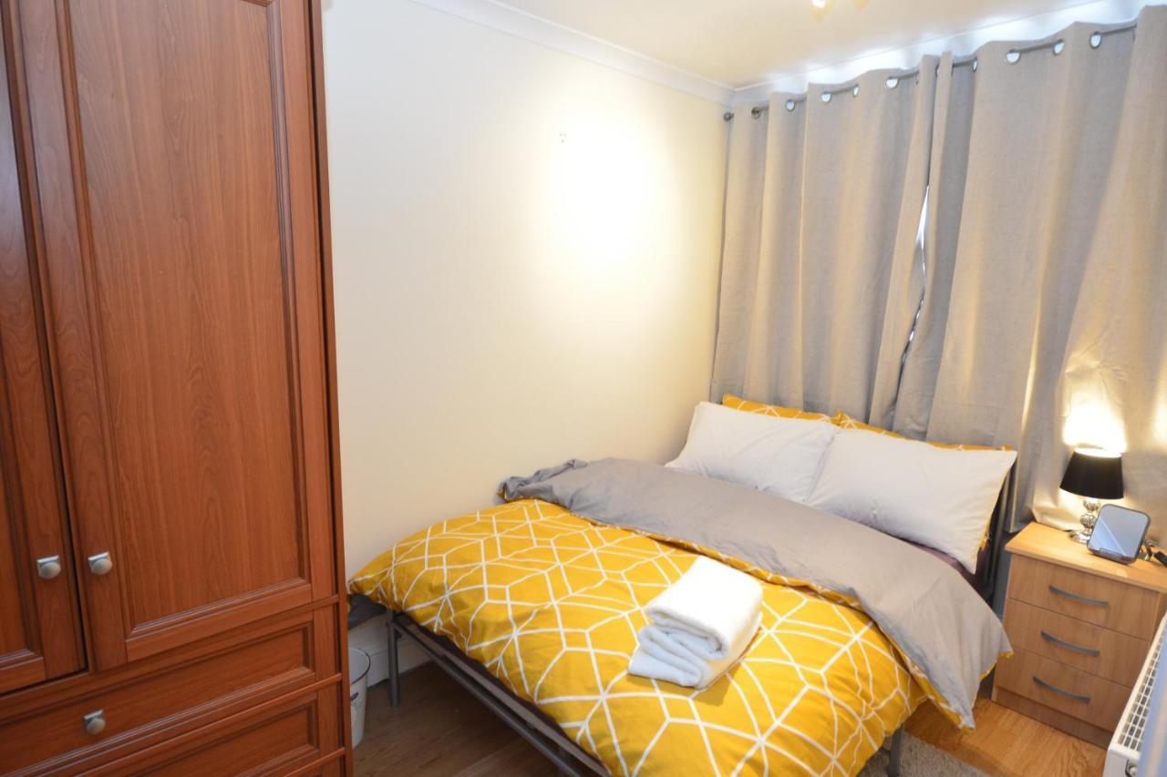 London Luxury 5 Bedroom House 2 Min Walk To The Tube Station Dagenham Esterno foto