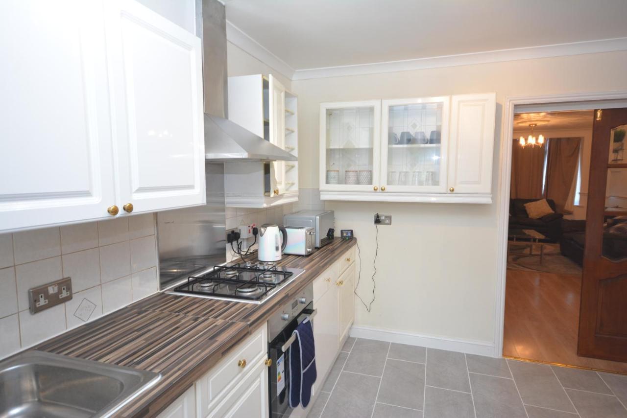 London Luxury 5 Bedroom House 2 Min Walk To The Tube Station Dagenham Esterno foto