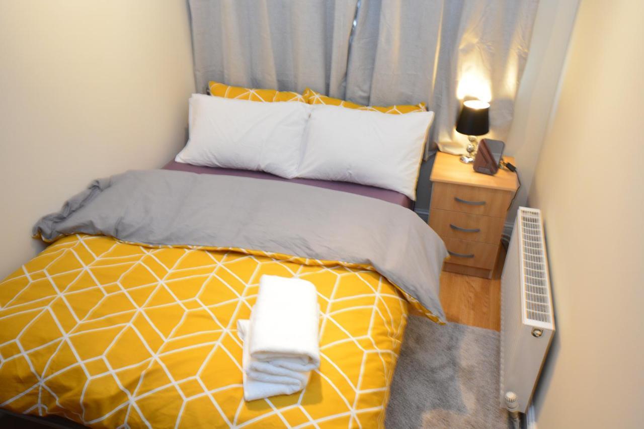 London Luxury 5 Bedroom House 2 Min Walk To The Tube Station Dagenham Esterno foto
