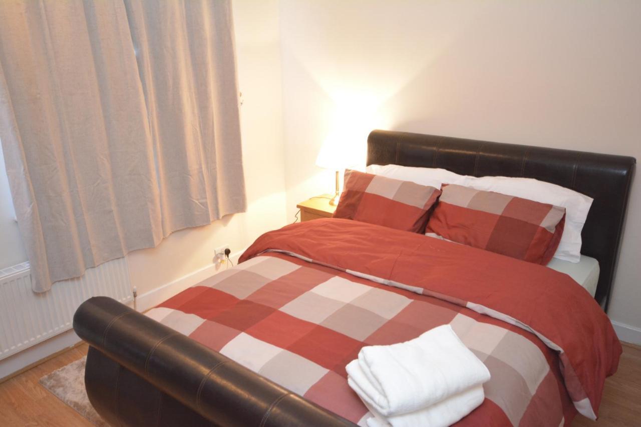 London Luxury 5 Bedroom House 2 Min Walk To The Tube Station Dagenham Esterno foto