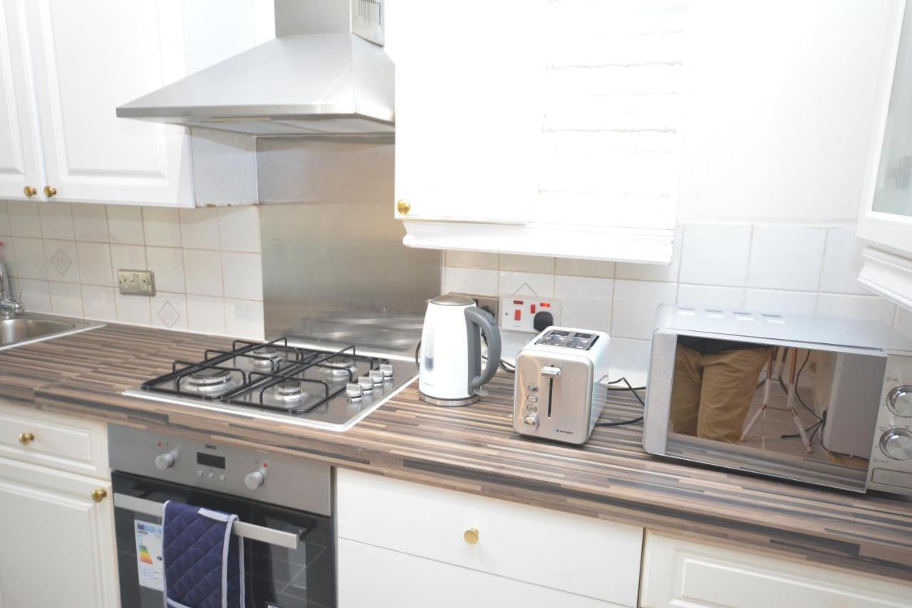 London Luxury 5 Bedroom House 2 Min Walk To The Tube Station Dagenham Esterno foto