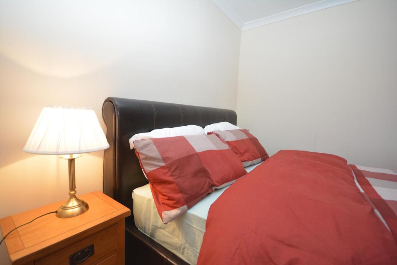 London Luxury 5 Bedroom House 2 Min Walk To The Tube Station Dagenham Esterno foto