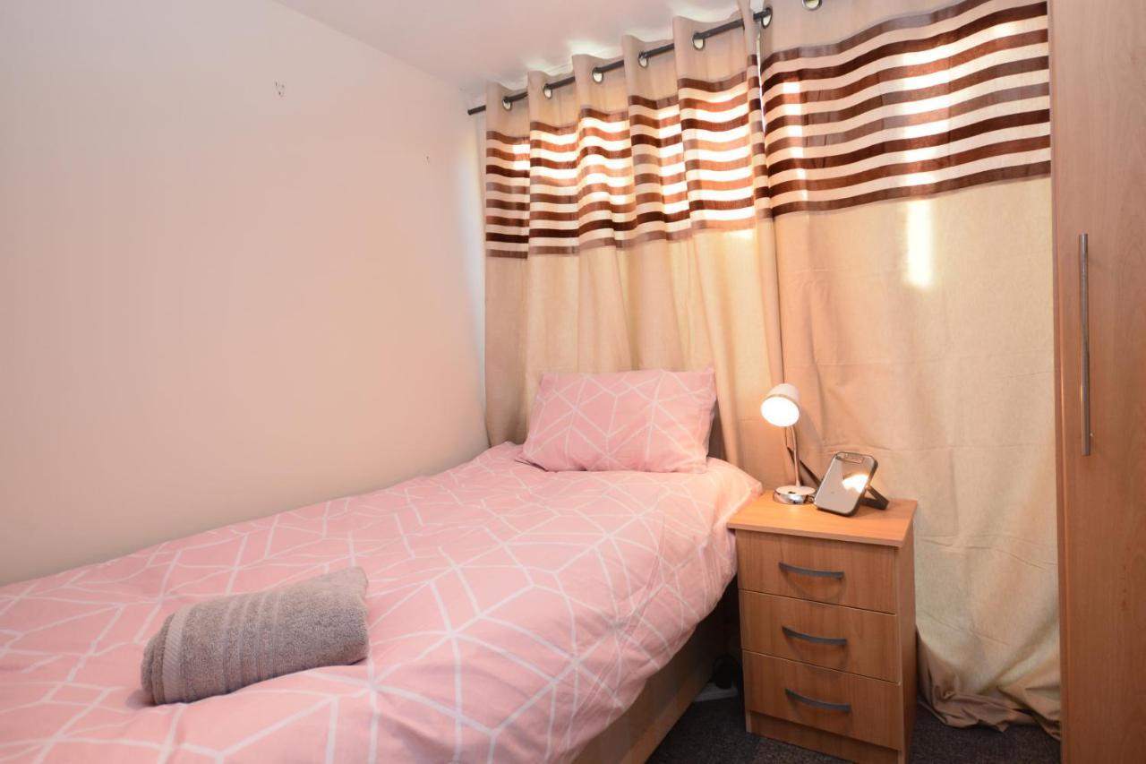 London Luxury 5 Bedroom House 2 Min Walk To The Tube Station Dagenham Esterno foto