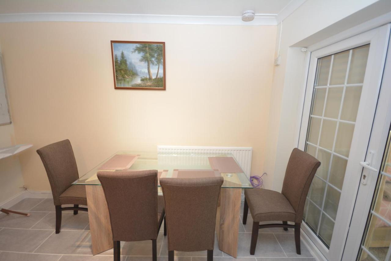 London Luxury 5 Bedroom House 2 Min Walk To The Tube Station Dagenham Esterno foto