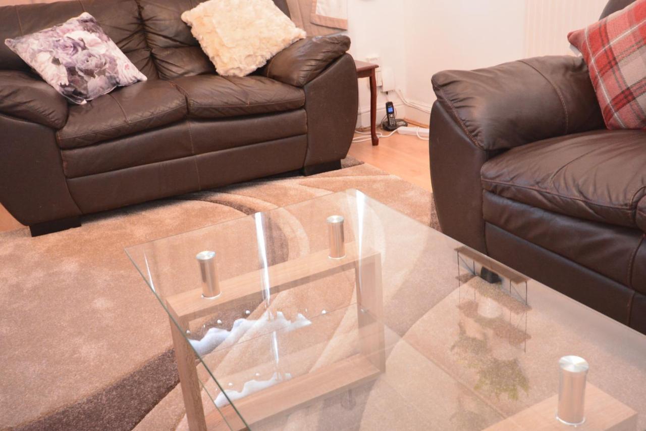 London Luxury 5 Bedroom House 2 Min Walk To The Tube Station Dagenham Esterno foto