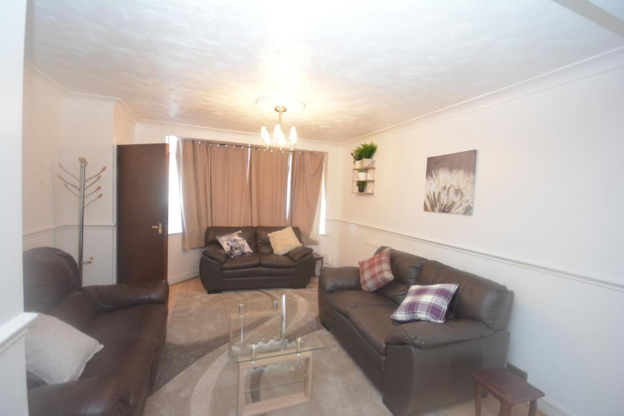 London Luxury 5 Bedroom House 2 Min Walk To The Tube Station Dagenham Esterno foto
