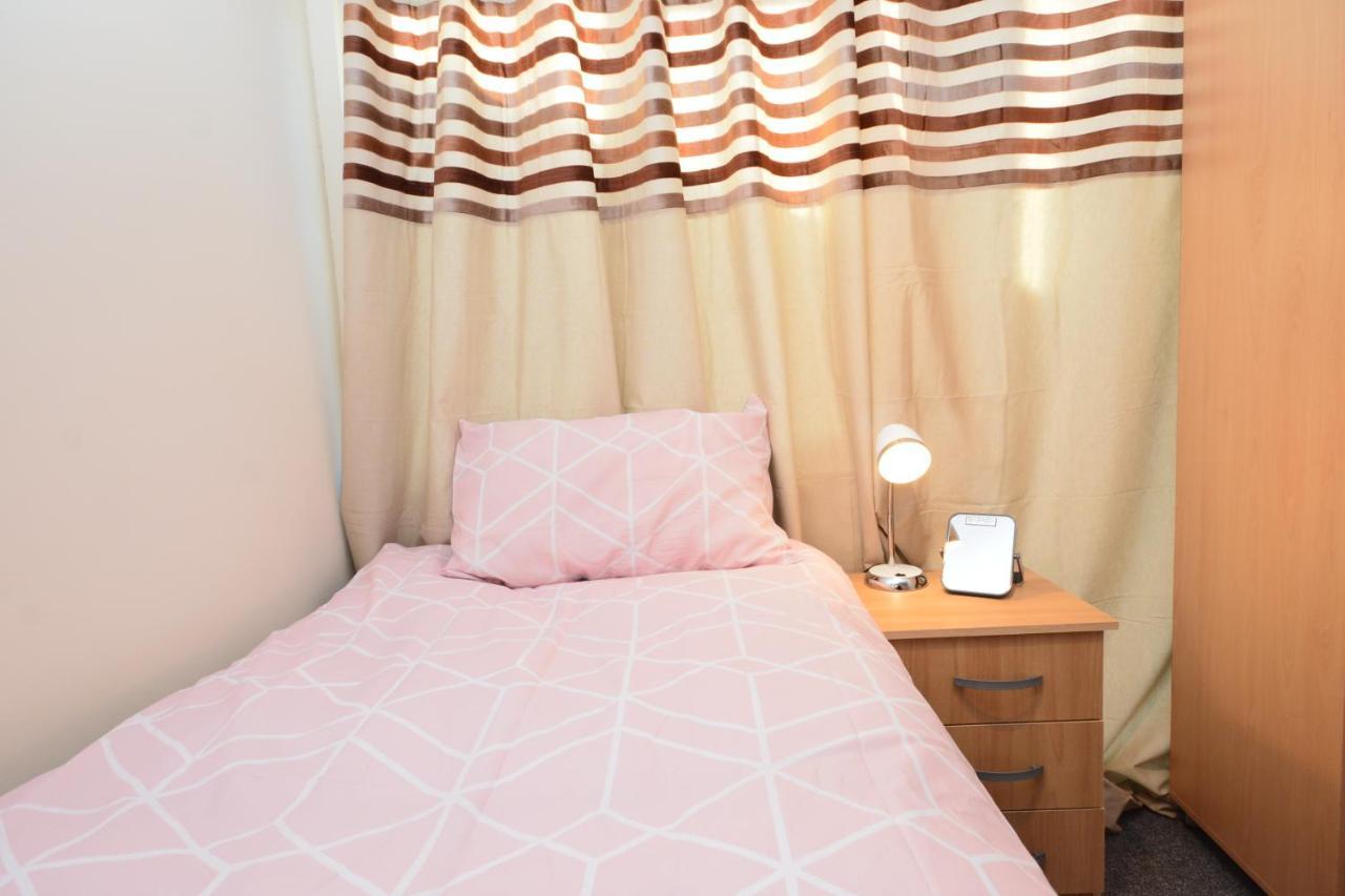 London Luxury 5 Bedroom House 2 Min Walk To The Tube Station Dagenham Esterno foto