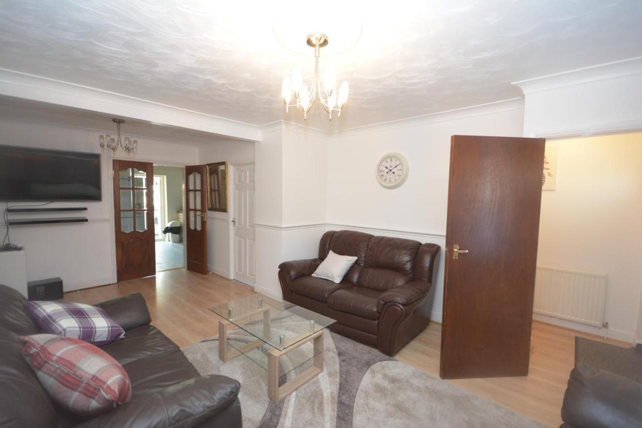 London Luxury 5 Bedroom House 2 Min Walk To The Tube Station Dagenham Esterno foto