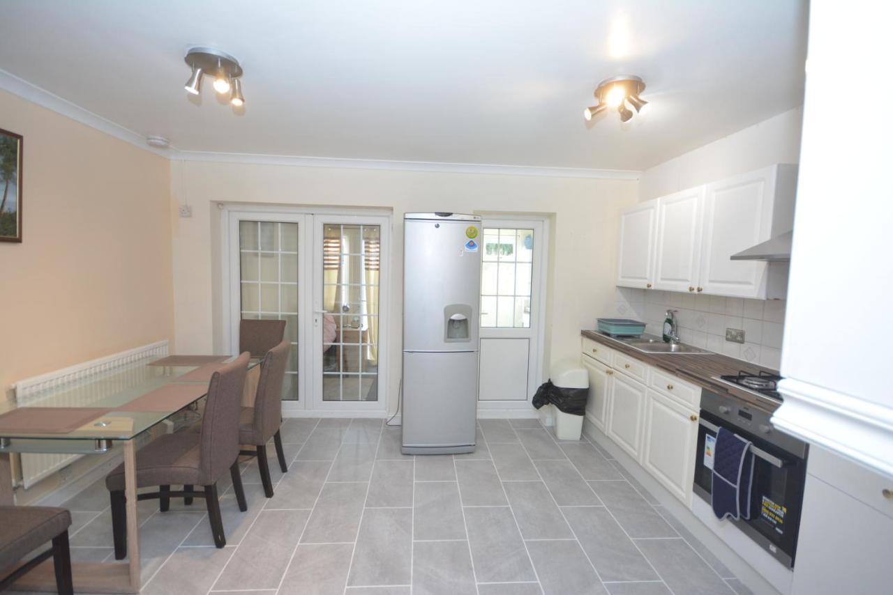 London Luxury 5 Bedroom House 2 Min Walk To The Tube Station Dagenham Esterno foto