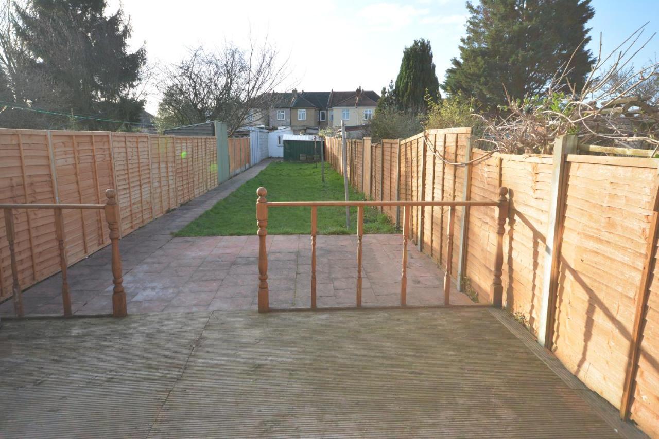 London Luxury 5 Bedroom House 2 Min Walk To The Tube Station Dagenham Esterno foto