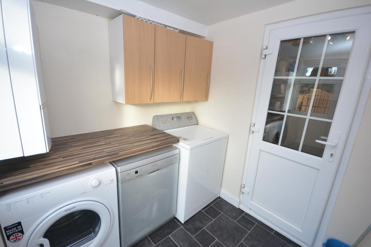 London Luxury 5 Bedroom House 2 Min Walk To The Tube Station Dagenham Esterno foto