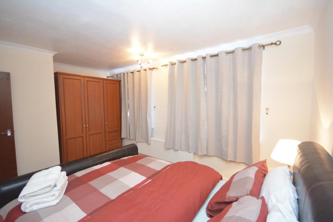 London Luxury 5 Bedroom House 2 Min Walk To The Tube Station Dagenham Esterno foto