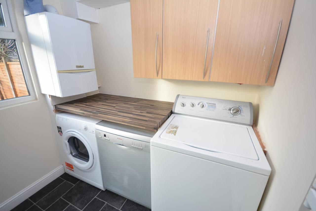London Luxury 5 Bedroom House 2 Min Walk To The Tube Station Dagenham Esterno foto