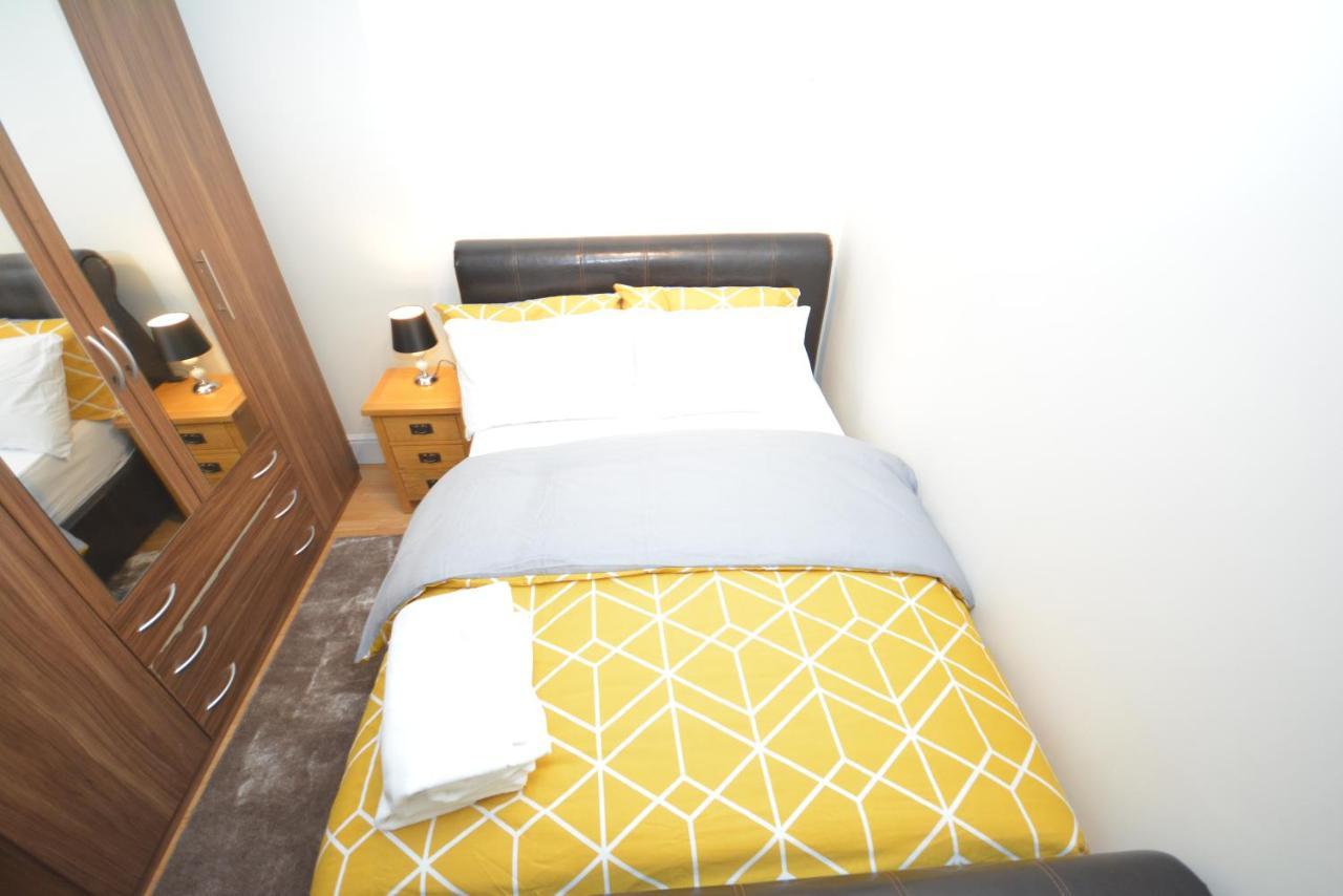 London Luxury 5 Bedroom House 2 Min Walk To The Tube Station Dagenham Esterno foto
