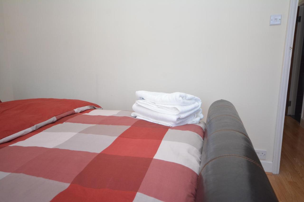 London Luxury 5 Bedroom House 2 Min Walk To The Tube Station Dagenham Esterno foto