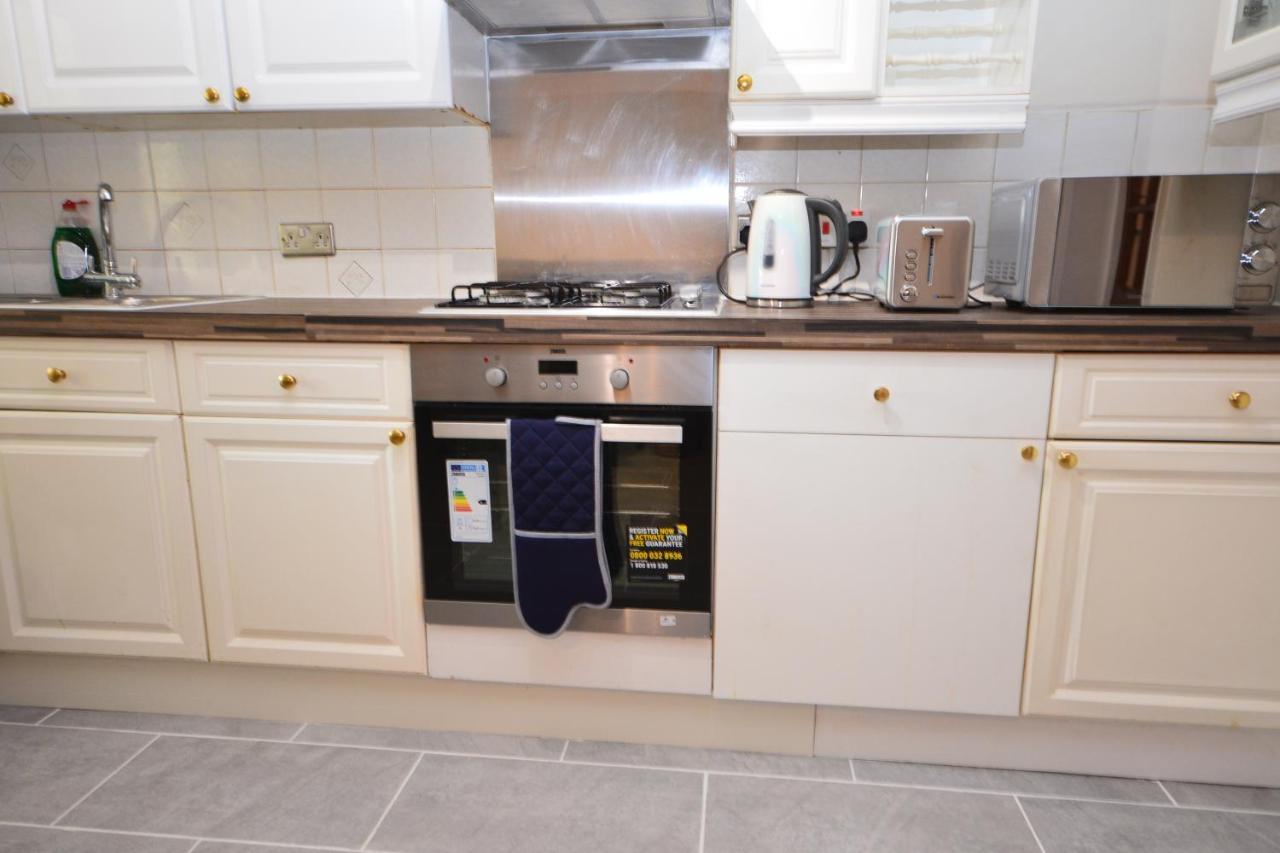 London Luxury 5 Bedroom House 2 Min Walk To The Tube Station Dagenham Esterno foto