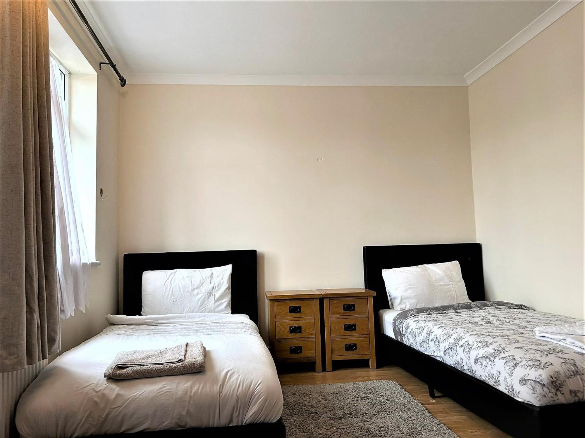 London Luxury 5 Bedroom House 2 Min Walk To The Tube Station Dagenham Esterno foto